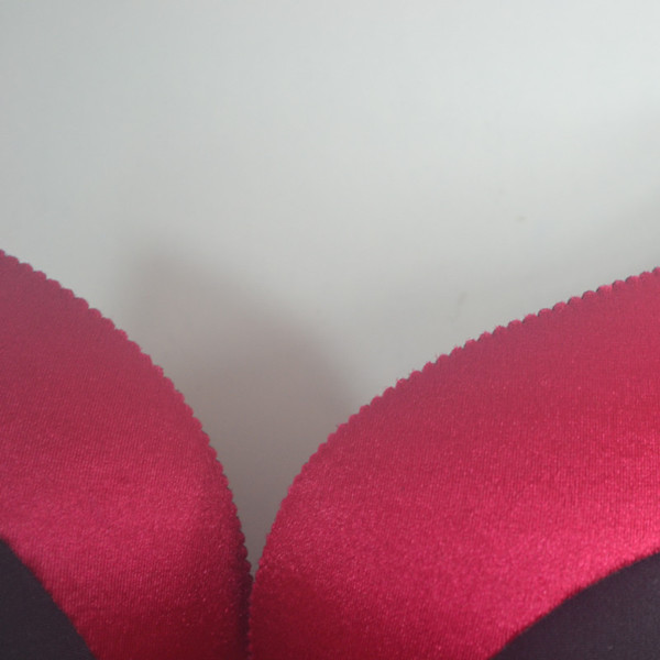 超聲波壓花邊機(jī)故障修護(hù)之機(jī)構(gòu)部組篇超聲波壓花邊機(jī)機(jī)構(gòu)部組之故障排除與注意事項(xiàng) 超聲波壓花邊機(jī)乃是利用振動(dòng)子所發(fā)射之超聲波能量，借由焊頭（HORN）與花輪（ROLLER）兩者這接觸摩擦，再由上下、壓輪將